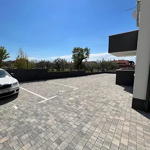 Sunrise With Private Parking Apartman